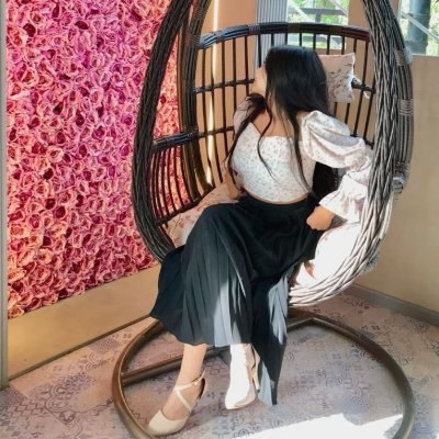 Love getting lost in new places, If there’s surf, Ocean lover with a sharp eye for market trends and seafood menus, a good drive, or a perfect bite.