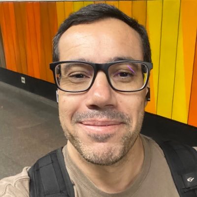Brasileiro, advogado e apaixonado pela vida.