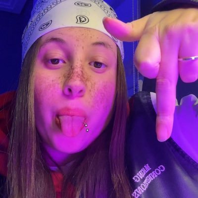 Conta com um pouco de lesbianismo e um pouco de Machine Gun Kelly • EST19XX •🏳️🌈•