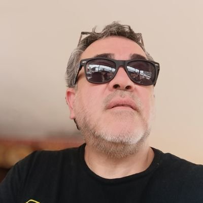 Llanero/vegetariano/salsero/ambientalista/ciclista/papá/diseñador/magister en medio ambiente/vasectoniano. De Millos nada más.
Aquí son posiciones personales