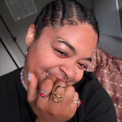 iinspyr's profile picture. writer. dancer. historian. sexy. insane.