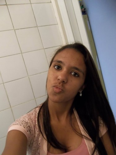Sou Simplismentee aá dá Fotoo* α baaiixinha, doos cabeelos pretoos, daa peelemoorenaa e dos olhos negrooos .
a que viive α vidα dα melhor mαneiirα possivel ☆