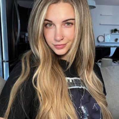 Viviankate83639's profile picture. 