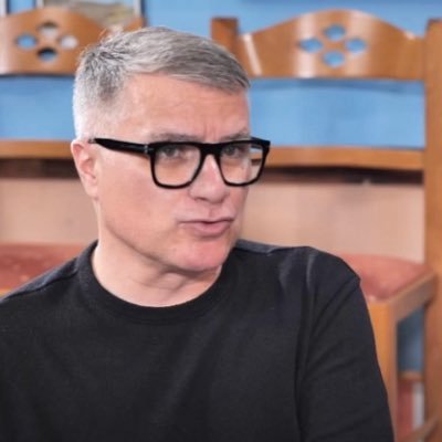ραδιοφωνικός παραγωγός, αρθρογράφος, σινεφίλ, φαν του ροκ εν ρολ και των μοντέλων της Victoria's Secret, ανερχόμενος σεφ, οπαδός του Άρη. La vida es una tómbola