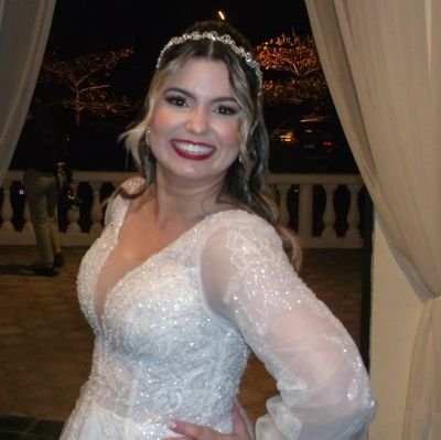cirurgiã dentista apaixonada pela vida e que só fala bobeira nessa rede