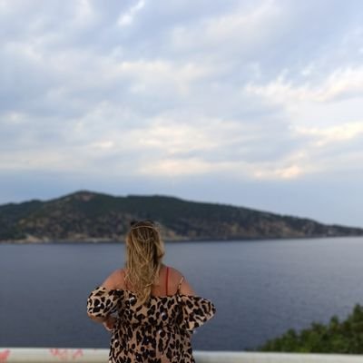 Profesorka španskog u svetu marketinga. Preduzetnica i mama. Pričam i pišem. Da nije tako, izlazili bi mi titlovi iznad glave.