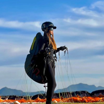 What falls is not fear, but happiness. What the parachute brings is the endless freedom and lightness of the sky. 🪂🌤️