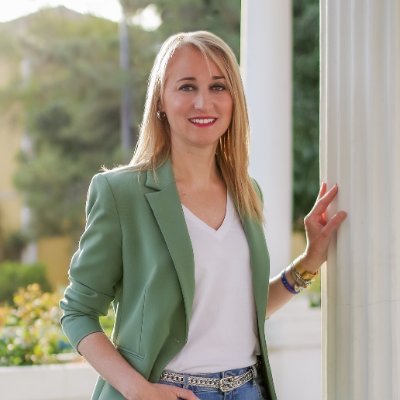 Maestra, la profesión más bonita del mundo, y servidora pública.