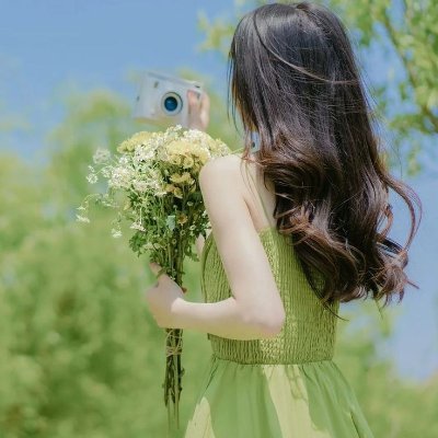 I find inspiration in global finance, piano music, and luxury travel. 日本語はちょっとしか話せないけど好き