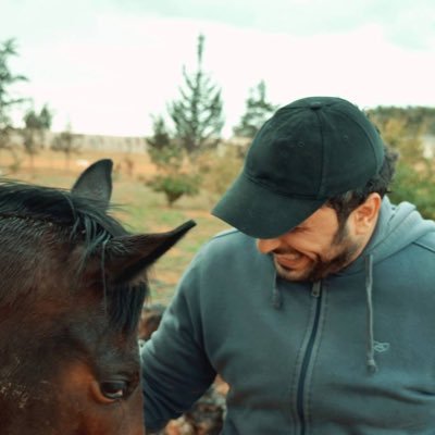 مغرد عادي مش عميق فاتح الحساب هذا للضحك وتغيير الجو فقط