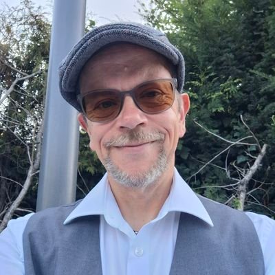 Medizinischer Fachberater AOK, Nurse, Fokus Ernährung . karnevalsliebender Rheinländer. Sänger. linksgrün. Metalhead. Crime-Lover