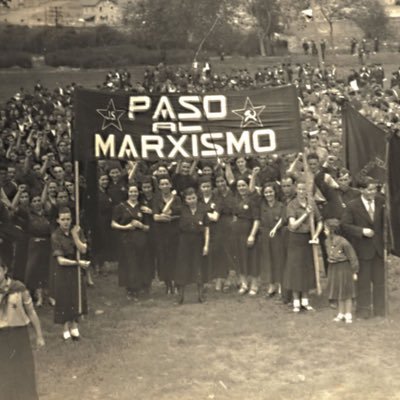 Alzad alta la bandera del socialismo sus defensores, para que la gente pueda verla y sea fuerza en sus corazones.