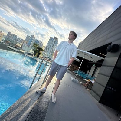 🏴🇫🇮🇸🇪 18yo | 2.1k | LFT | Twitch: https://t.co/apEK92ajJf Business inquiries: robinpackwood2006@gmail.com or Discord: Knasig