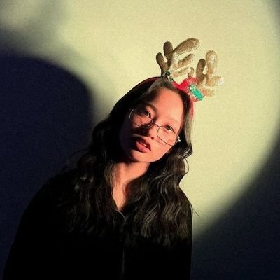 manusia biasa yang kebanyakan tab di kepala