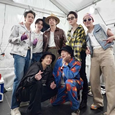 당신의 마음 속에 자리가 있고 그것이 사랑이라는 것을 아십시오. 이곳은 내일보다 훨씬 더 밝을 수 있습니다. 당신과 나를 위한 작은 공간 / 더 나은 장소를 만들어 보세요 ♥︎