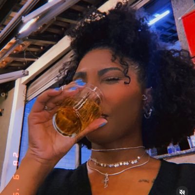 eucarolinie's profile picture. Linda, maravilhosa, bilionária, cantora espetacular, esta é Beyoncé, eu sou a Carol! 💖                   MOCIDADE!!!💚💚
