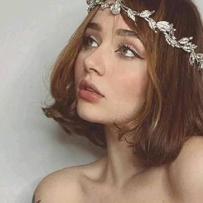 مُرةٌ كالقهوة،
كالضادِ في اللغة،
بلونِ المطر ،
أتباهى بكوني أنا..