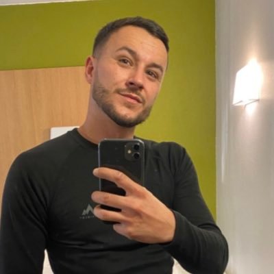 Damien | Chaud du slip 🥵 🔞 | 🎂 26 ans |📍 Lyon mais souvent en déplacement | ↕️ Versa | 📩 DMs ouverts