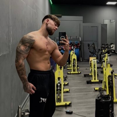 Bow to King Maximus 🙌🏽, standing 6 feet tall with a size 11 foot that dominates😈straight. £20 tribute to honour your godly master. Send and submit 👑 💸