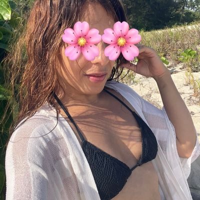 Hey guys, first of all this a profile dedicated to people over 18 years old, WARNING, its content is image and video xxx..
