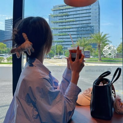 Bayberry_u's profile picture. When life gives you lemons, make lemonade. But when it gives you a lemon tree, start a lemonade stand and become a millionaire. 🍋💼
