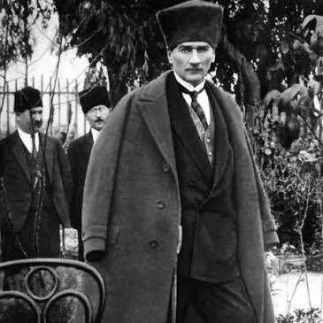 Ülkesini seven her karışını başka bir şeyle değişmeyen vatan sever.