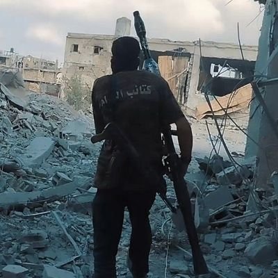يا عابدَ الحَرَمينِ لوْ أبصرْتَنا لَعلمْتَ أنّك في العبادةِ تَلْعبُ مَنْ كان يَخْضِبُ خدَّهُ بدموعِهِ فَنُحُورُنا بِدِمَائِنا تَتَخَضَّبُ