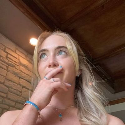 Hello 👋 everyone am new here,
How's everyone doing here am available too chat with love 💞 you 💋 all ❤️