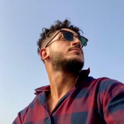 || مثلما سار المسيحُ على البُحَيْرَةِ، سرتُ في رؤيايَ، لكنِّي نزلتُ عن الصليب لأَنني أَخشى العُلُوَّ، ولا أُبَشِّرُ بالقيامةِ ||
