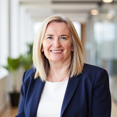 🙋♀️I coach leaders to elevate their careers with clarity, confidence & impact. 🏆Award winning CEO