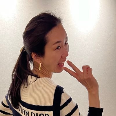 dr_hanaeee's profile picture. 形成外科専門医、大阪ミナミで美容クリニックy’s clinicの院長してます🏥目元のオペと婦人科形成が得意で症例豊富です。子供3人、猫派、趣味は筋トレとゴルフ⛳️