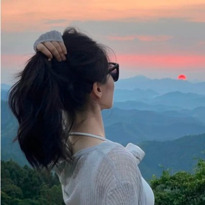 TovaInStyle's profile picture. Always chasing sunsets 🌅
Passport in one hand, dreams in the other 🧳
Wander often, wonder always ✈️