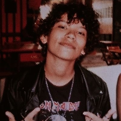 Vivo de música, melancolia, saudade e lesbianismo e as vezes posto umas artes
✧ Quem é mais sentimental q eu?
⚢