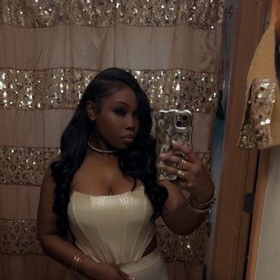 Queen🥀 #LLM 😇. new Twitter.. Medical student 👩🏾🎓 2021