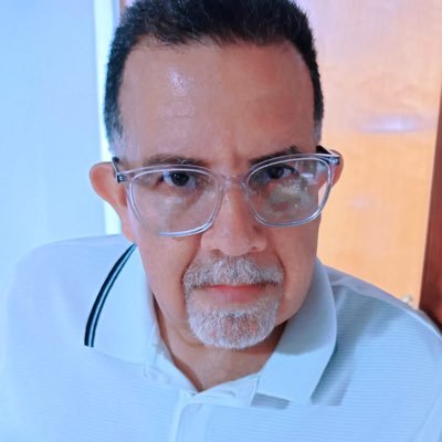 Arquitecto, Magister en Gerencia. No soy adorador de nada y de nadie, no creo en maromeros e ilusionistas.
