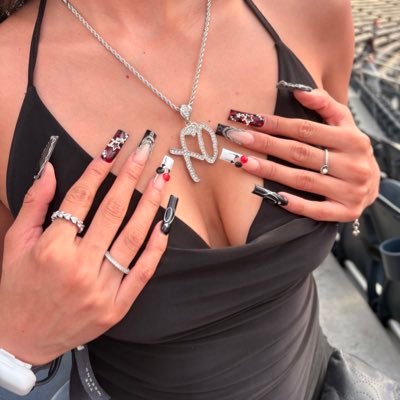♡ hot girl with a bad attitude ♡ $30 to dm ♡ findom ONLY ♡