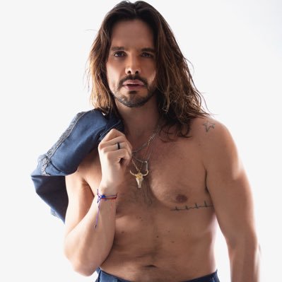 actor y cantante mexicano. Me hackearon la cuenta y perdí todos mis seguidores.