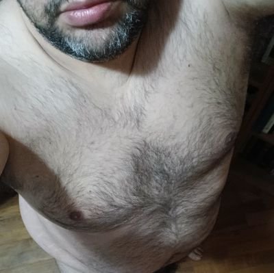Sono un orso ciccione bisex, totalmente passivo e sottomesso con gli uomini. Insospettabile.
Cerco divertimento, se ti piaccio, sono tutta tua.