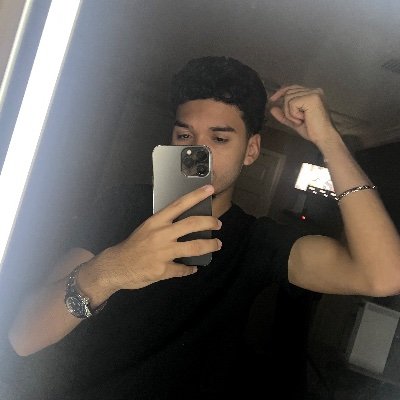 Emmanue96020674's profile picture. 