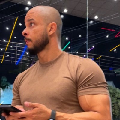 |Feio mas não de corpo| Eu gosto de TV e de gente, desses tiro impressões nonsenses. Admirador do comportamento humano.