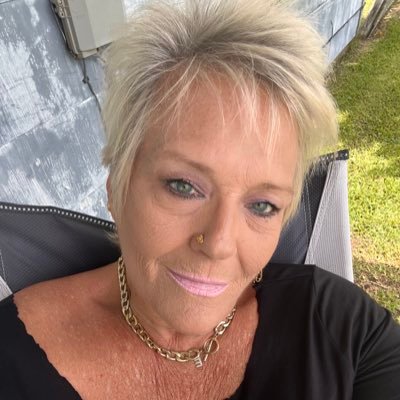 single and retired 2 time cancer survivor, living my best life spreading kindness like glitter 😎
