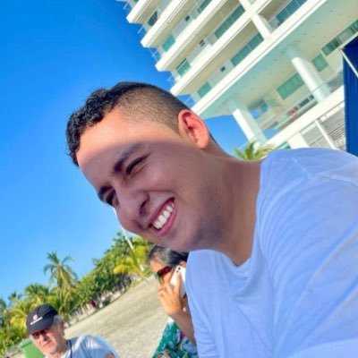 Estudiante de Ingeniería Mecánica, Apasionado a los autos, SimRacer.