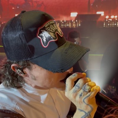 passerann0itram's profile picture. ritorno alle origini 🌲| ✨l’ebrezza della querela✨| spoiler alert mi lamento il 90% delle volte| hanno detto che dal vivo sono più simpatica| she/her|