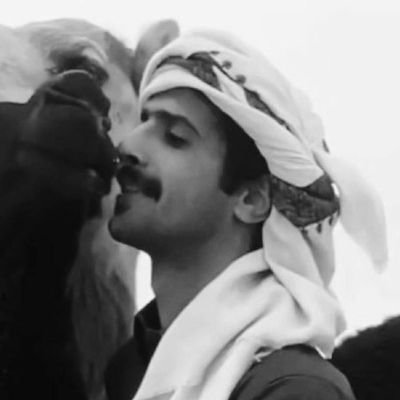 y_02si's profile picture. 