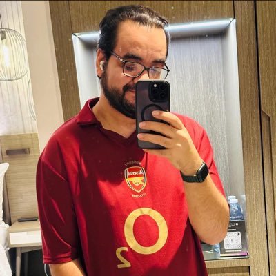 زوج متيّم ، اب فخور ، إبن يأمل انه كان بارّاً، ارسنالي انتريستا ،كاتب وصيدلي،مترجم محاضرات الشيخ احمد ديدات بالعربية،و الساعي في ارض الله بفضل الله و كرمه ❤️