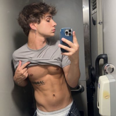 lukacatteno's profile picture. 18+ | 6’0 - 180 lb College Boy