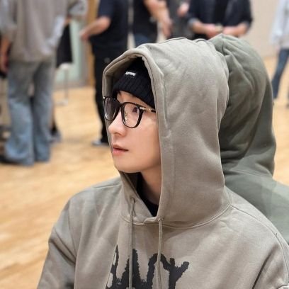 mostlikelyafk's profile picture. do you have uhhhh games on your phone?