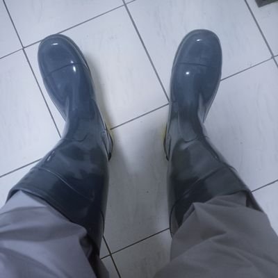 bootsaimer's profile picture. 愛好很多的大學生~ 雨鞋為主，也喜歡貞操鎖/手套/雨衣/鞋襪/西裝/捆綁，歡迎聊天，尊重勿談及個人隱私資料即可😙
❌不藥不1069 不血髒尿