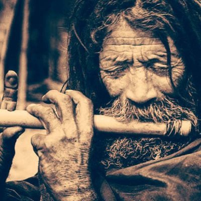 مهرج يلبس قناع الشعر و الشرود ..
حيْرةٌ مجنّحَة الجِهاتِ