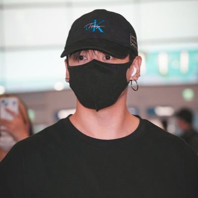 وما ليَ مَن أشتاقُهُ غيرُ واحدٍ ... فلا كانت الدنيا إذا غابَ واحدي
#bts
#jk